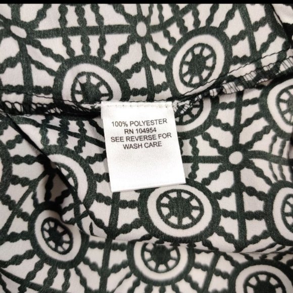 Womens blouse cap roll tab sleeve top black white red geometric scroll sz M - Picture 3 of 7